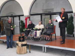 Beim Festakt des 4. Österr. Sozialforums wurden Anna Strasser und die Schwestern von der Bogenmühle, Maria Sator und Anna Rohrhofer (von Links) mit einer Tiroler Stundenmünze (regionale Zeitwährung), geprägt am mobilen Münzstock der Münze Hall geehrt. Foto von Jerko Malinar 